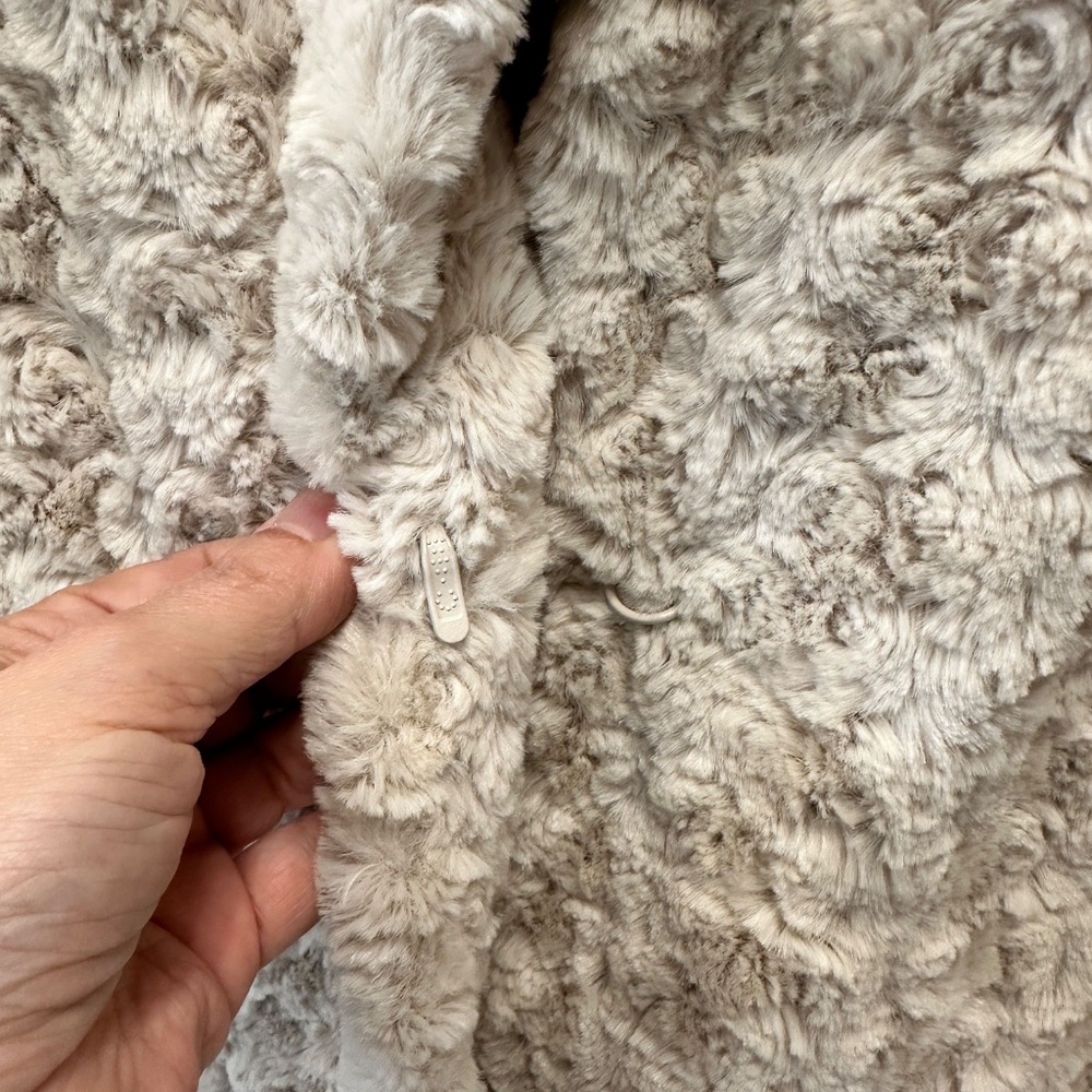 Dennis Basso Faux Fur Cream Swirl Coat Fully Lined Size Small - Picture 5 of 16